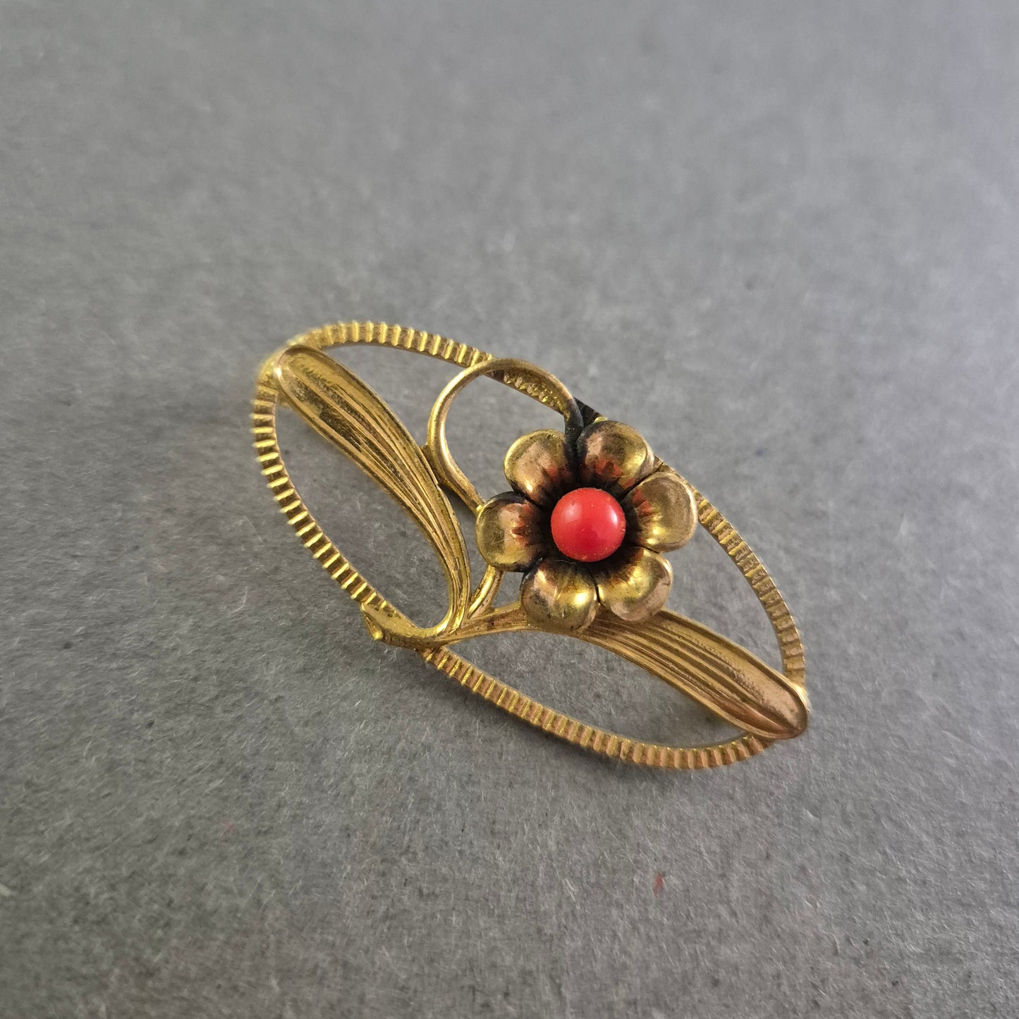 Florale Vintage-Brosche mit roter Mitte – Ovales Design im Retro-Stil