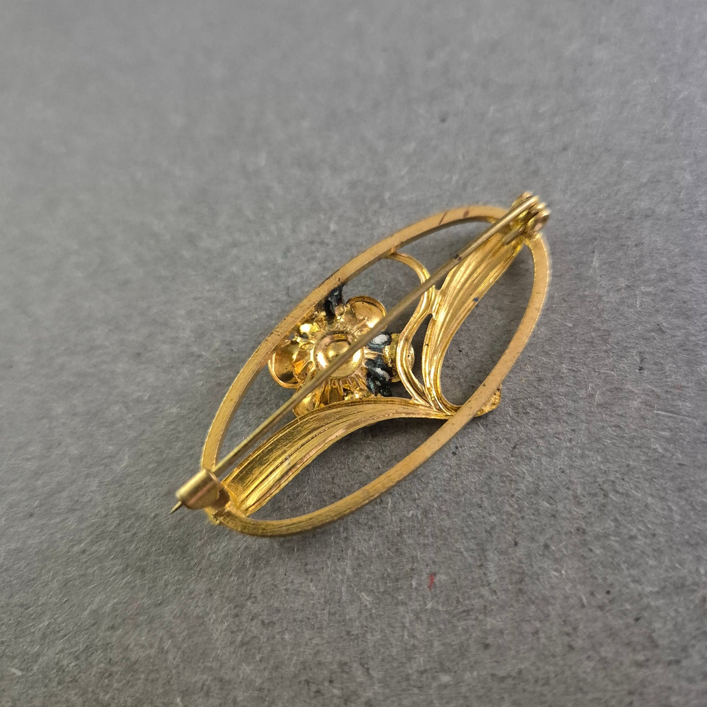 Florale Vintage-Brosche mit roter Mitte – Ovales Design im Retro-Stil