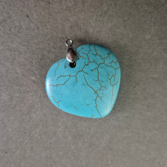 Türkisfarbener Herzanhänger – Glatt polierter Stein-Look