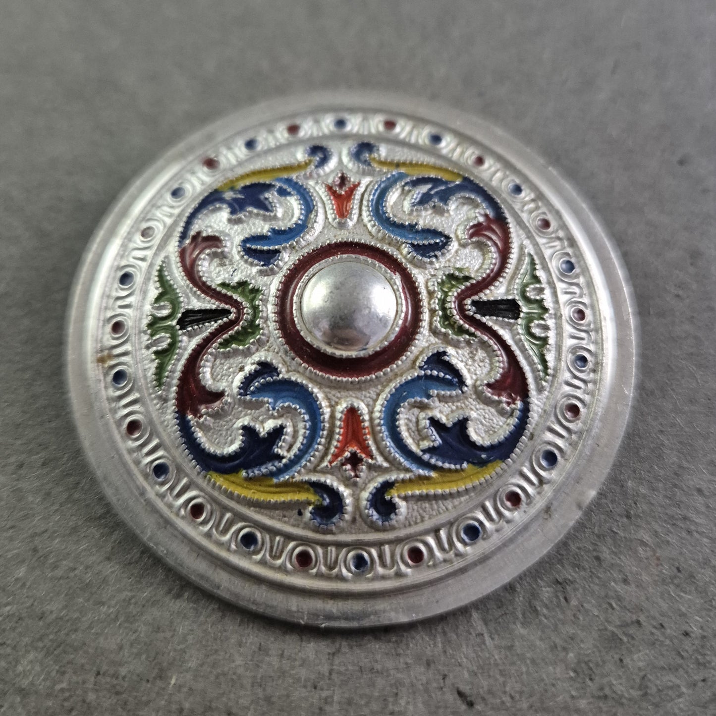 Runde Trachtenbrosche mit bunter Emaille-Verzierung – Alpenstil
