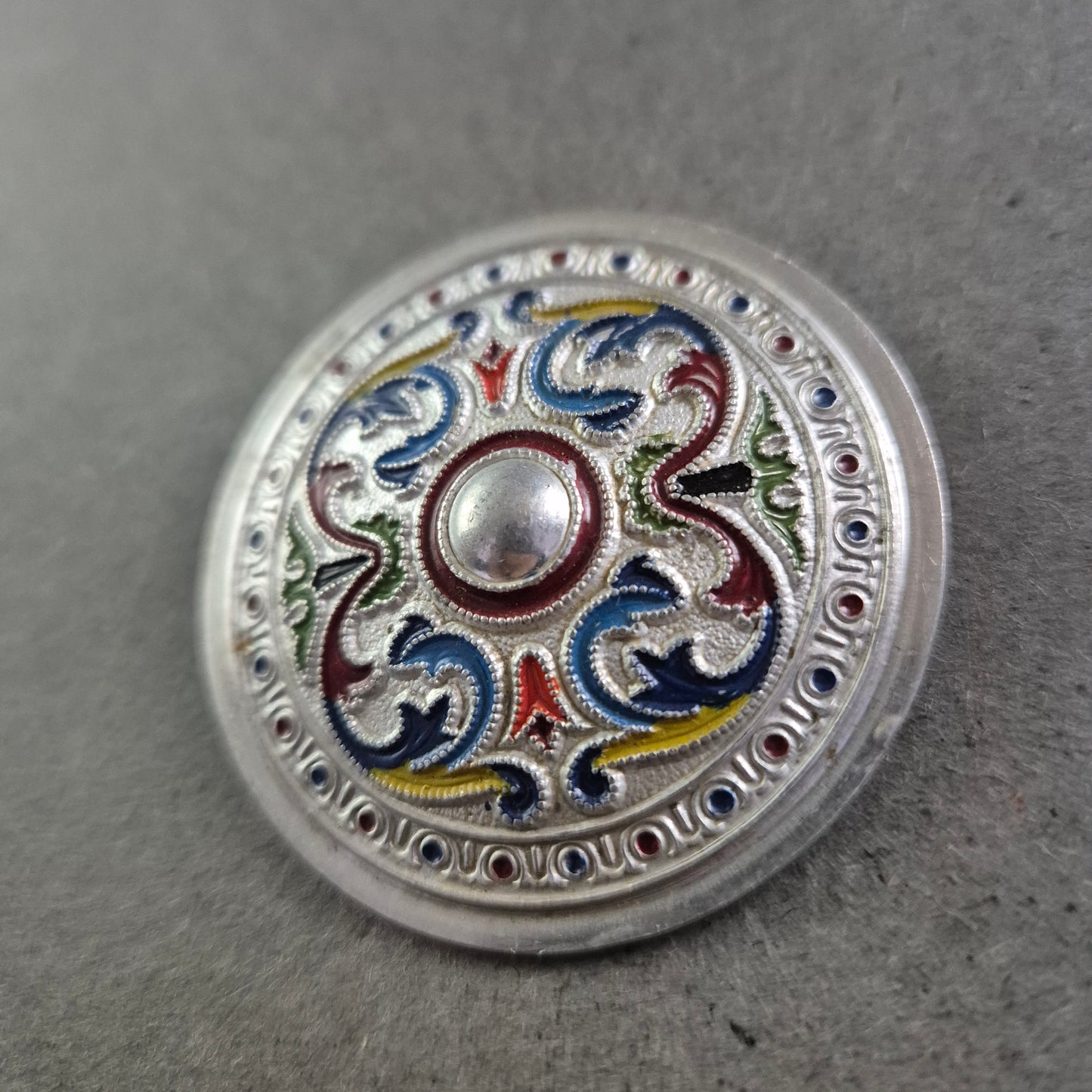 Runde Trachtenbrosche mit bunter Emaille-Verzierung – Alpenstil