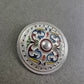 Runde Trachtenbrosche mit bunter Emaille-Verzierung – Alpenstil