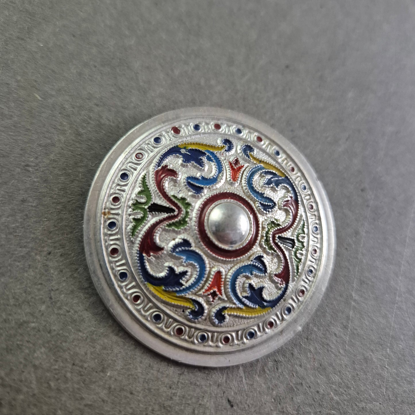 Runde Trachtenbrosche mit bunter Emaille-Verzierung – Alpenstil