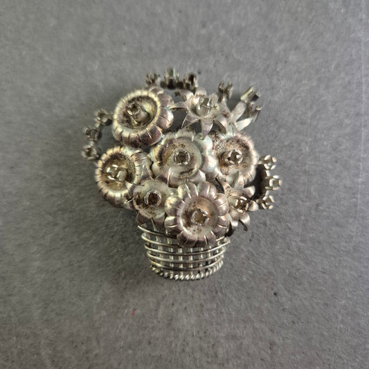 Florale Vintage-Brosche – Blumenarrangement im Korbdesign