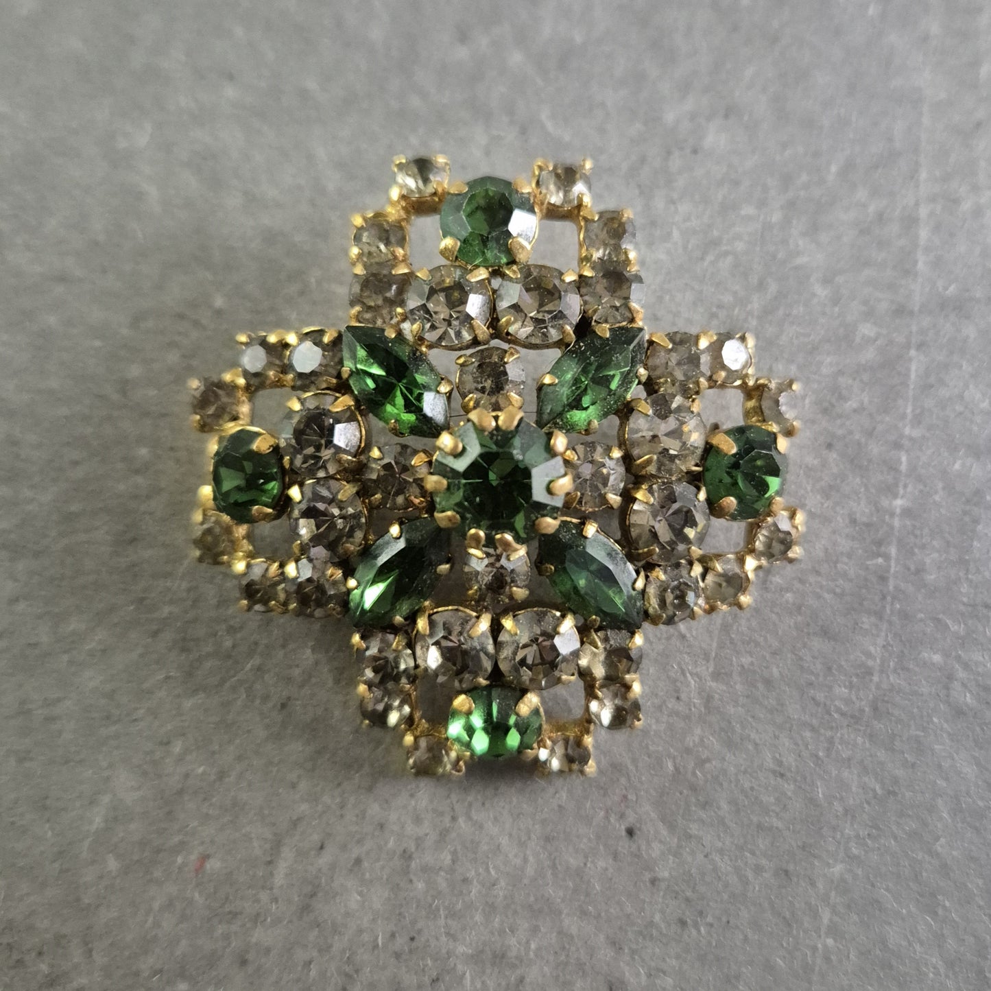 Vintage Brosche mit grünen Strasssteinen – Funkelndes Highlight im Retro-Stil