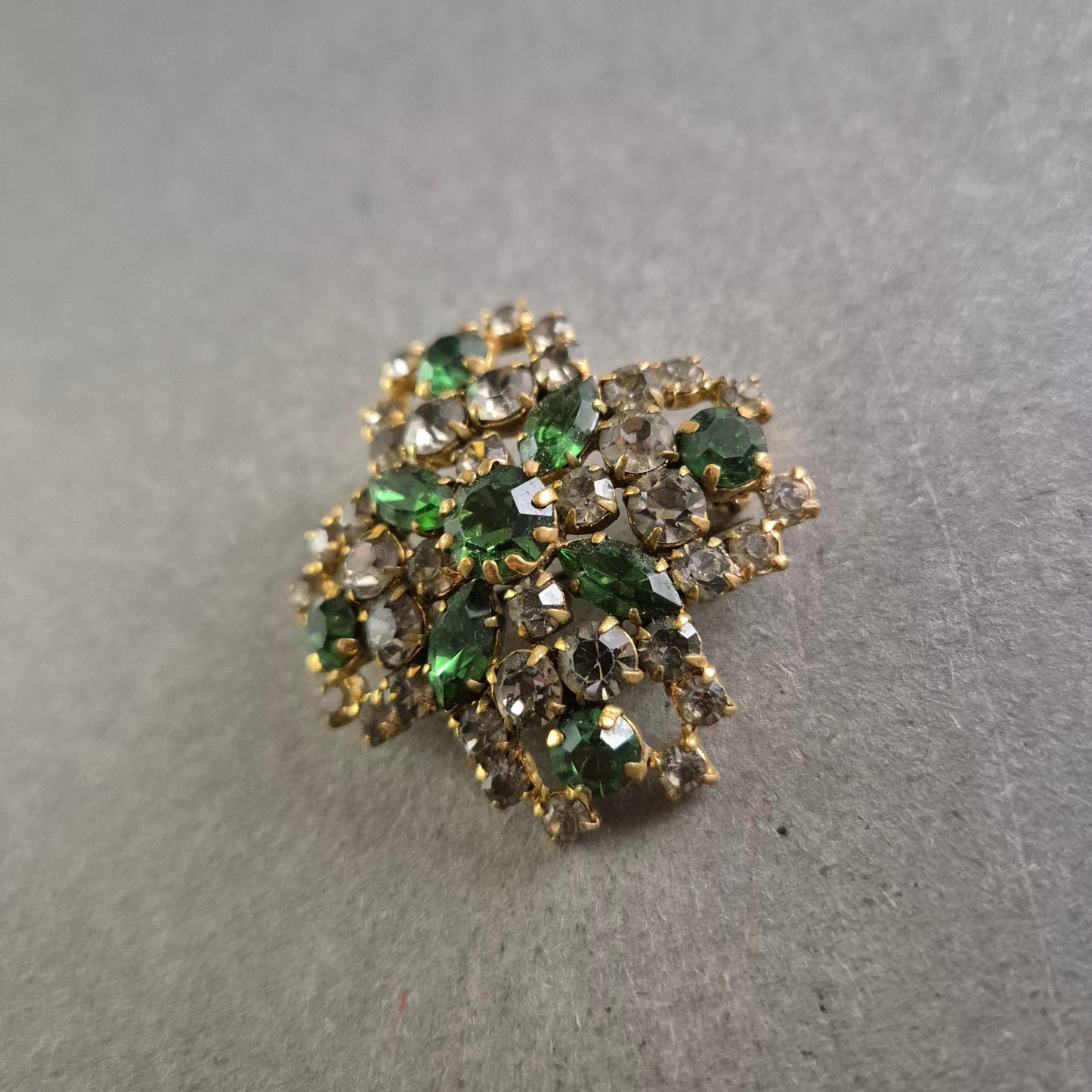 Vintage Brosche mit grünen Strasssteinen – Funkelndes Highlight im Retro-Stil