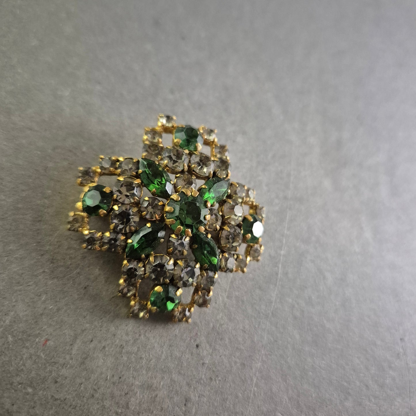 Vintage Brosche mit grünen Strasssteinen – Funkelndes Highlight im Retro-Stil