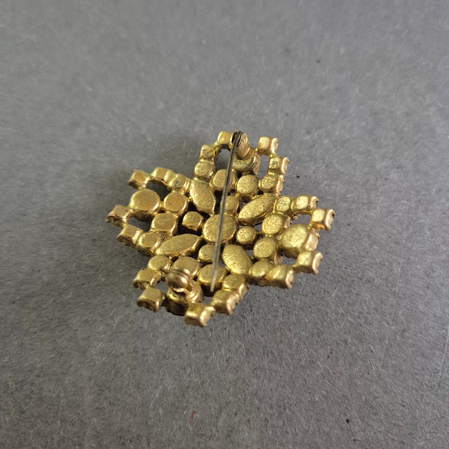 Vintage Brosche mit grünen Strasssteinen – Funkelndes Highlight im Retro-Stil