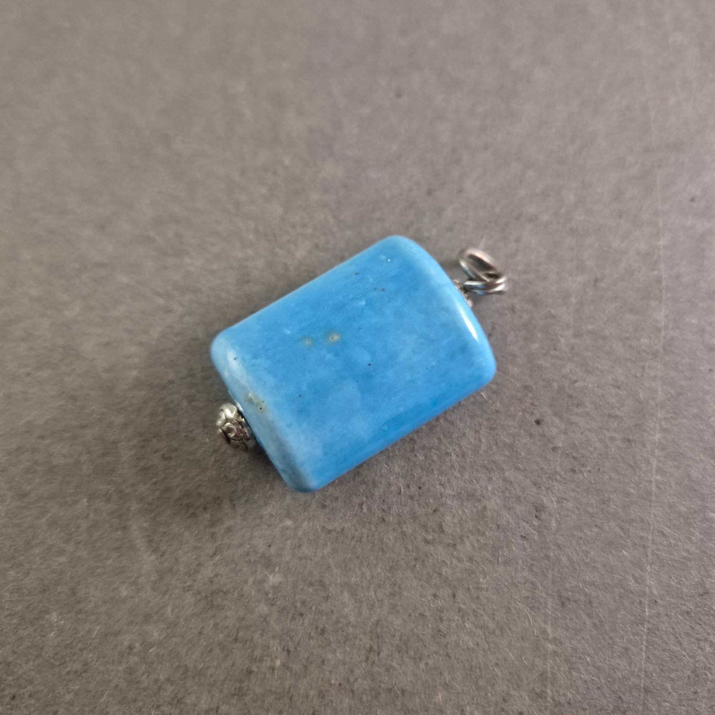 Anhänger mit rechteckigem, türkisfarbenem Stein – Stilvoll und auffällig