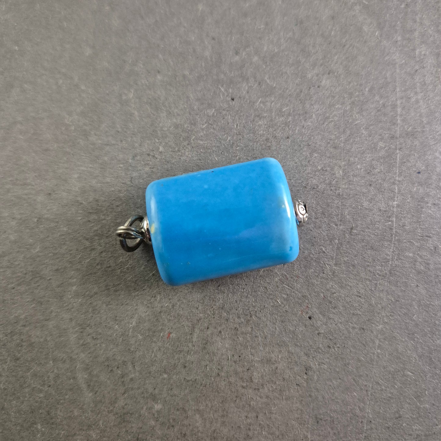 Anhänger mit rechteckigem, türkisfarbenem Stein – Stilvoll und auffällig