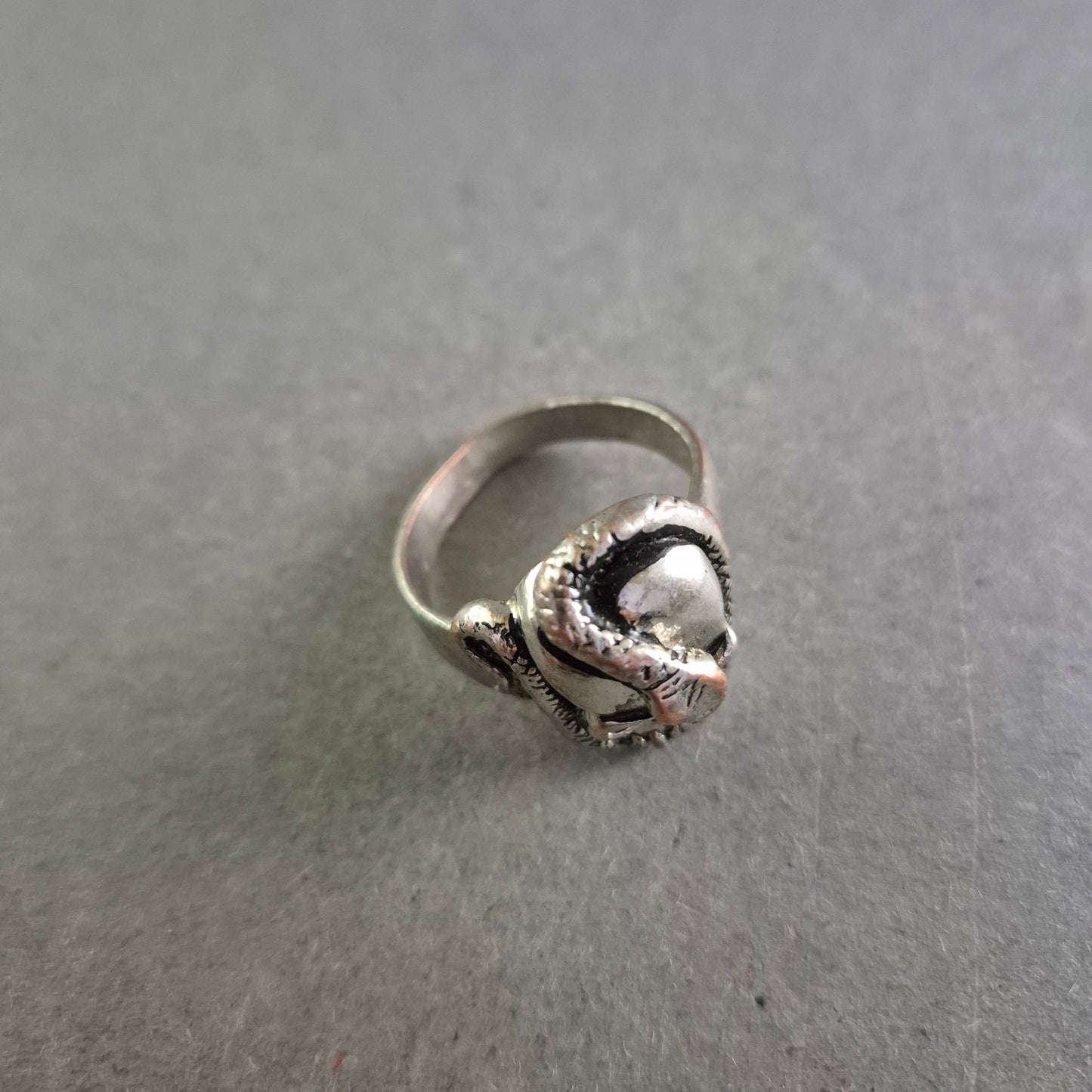 Ausgefallener Totenkopf-Ring mit Schlange – Markantes Statement-Piece