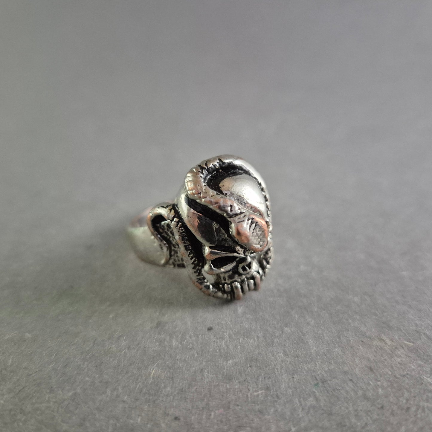 Ausgefallener Totenkopf-Ring mit Schlange – Markantes Statement-Piece