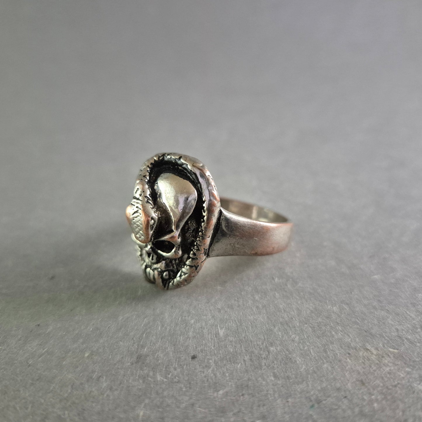 Ausgefallener Totenkopf-Ring mit Schlange – Markantes Statement-Piece