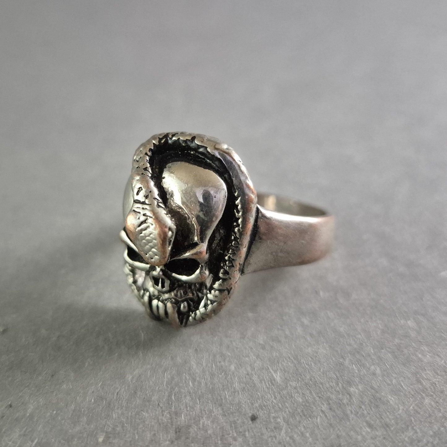 Ausgefallener Totenkopf-Ring mit Schlange – Markantes Statement-Piece
