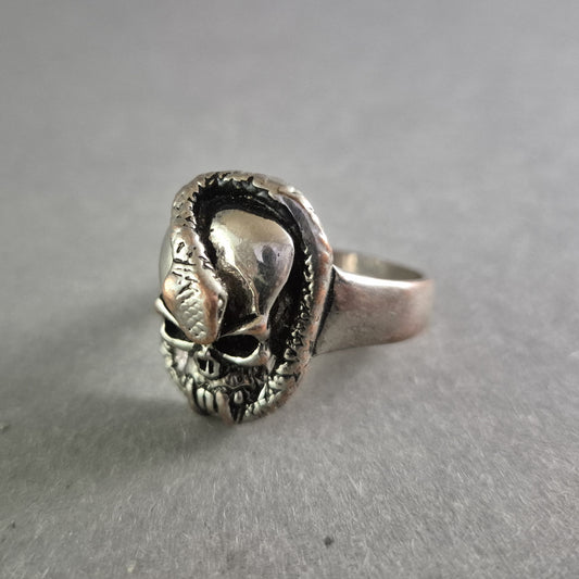 Ausgefallener Totenkopf-Ring mit Schlange – Markantes Statement-Piece