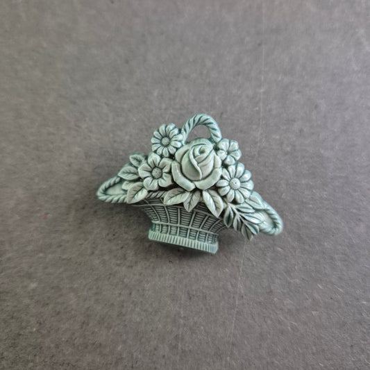 Vintage Brosche in Blumenkorb-Form – Zartes florales Design