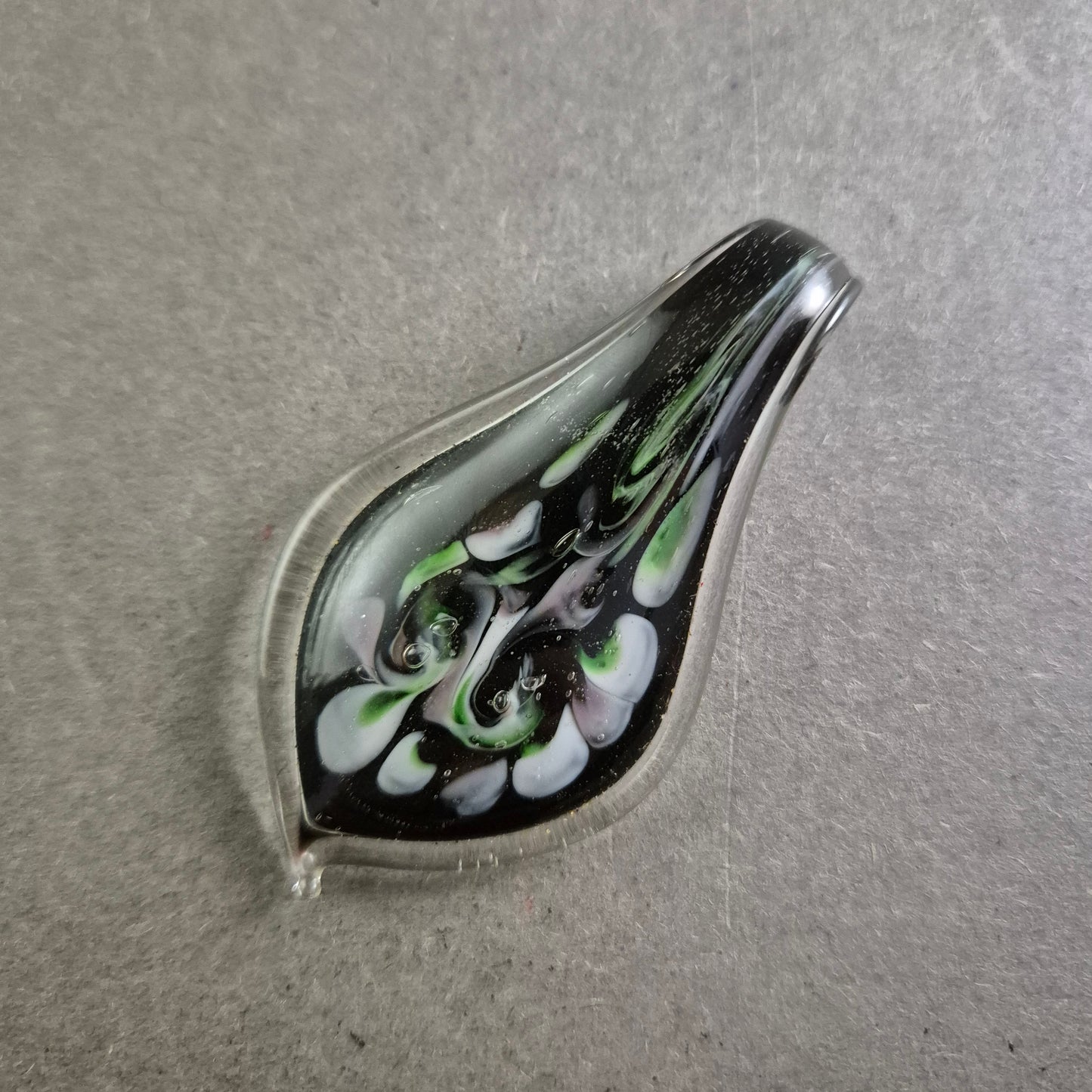 Handgefertigter Glasanhänger – Tropfenform mit kunstvollem Farbspiel