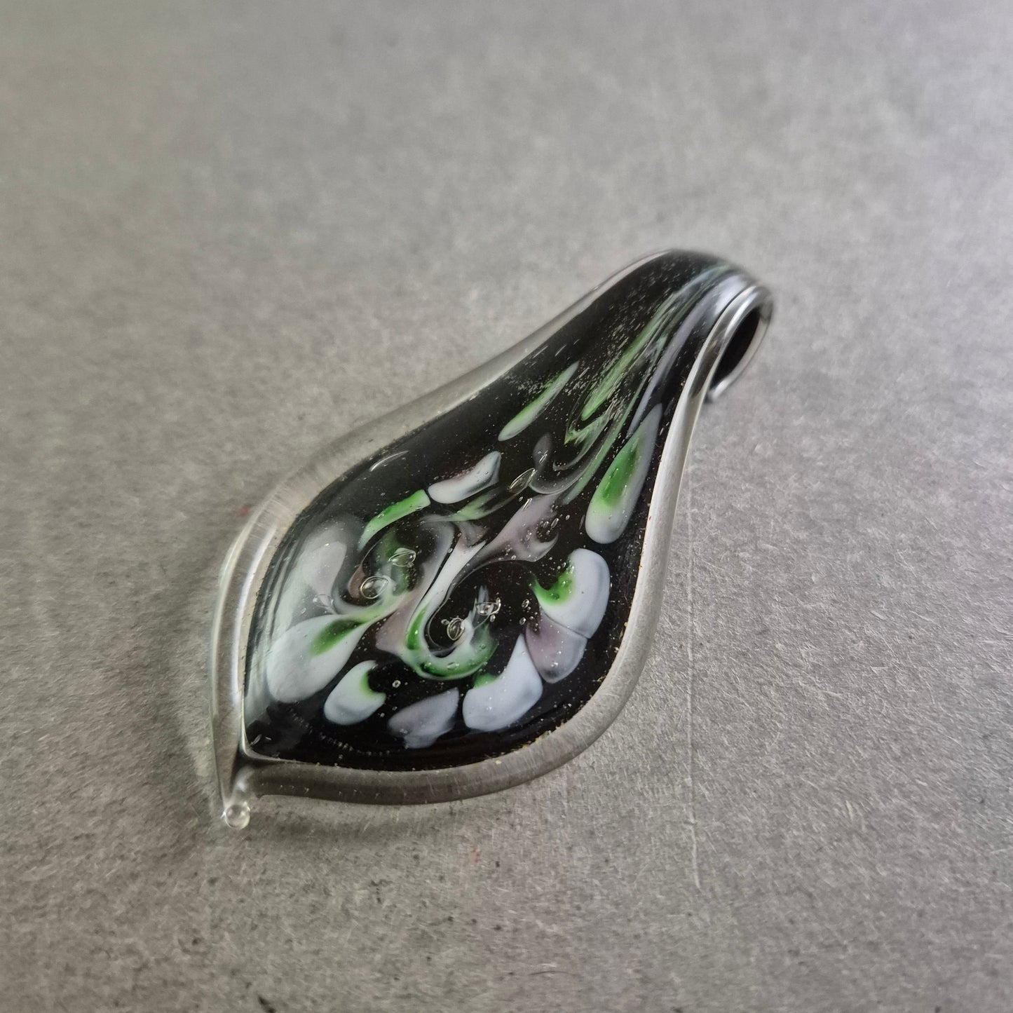 Handgefertigter Glasanhänger – Tropfenform mit kunstvollem Farbspiel