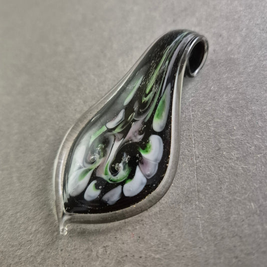 Handgefertigter Glasanhänger – Tropfenform mit kunstvollem Farbspiel