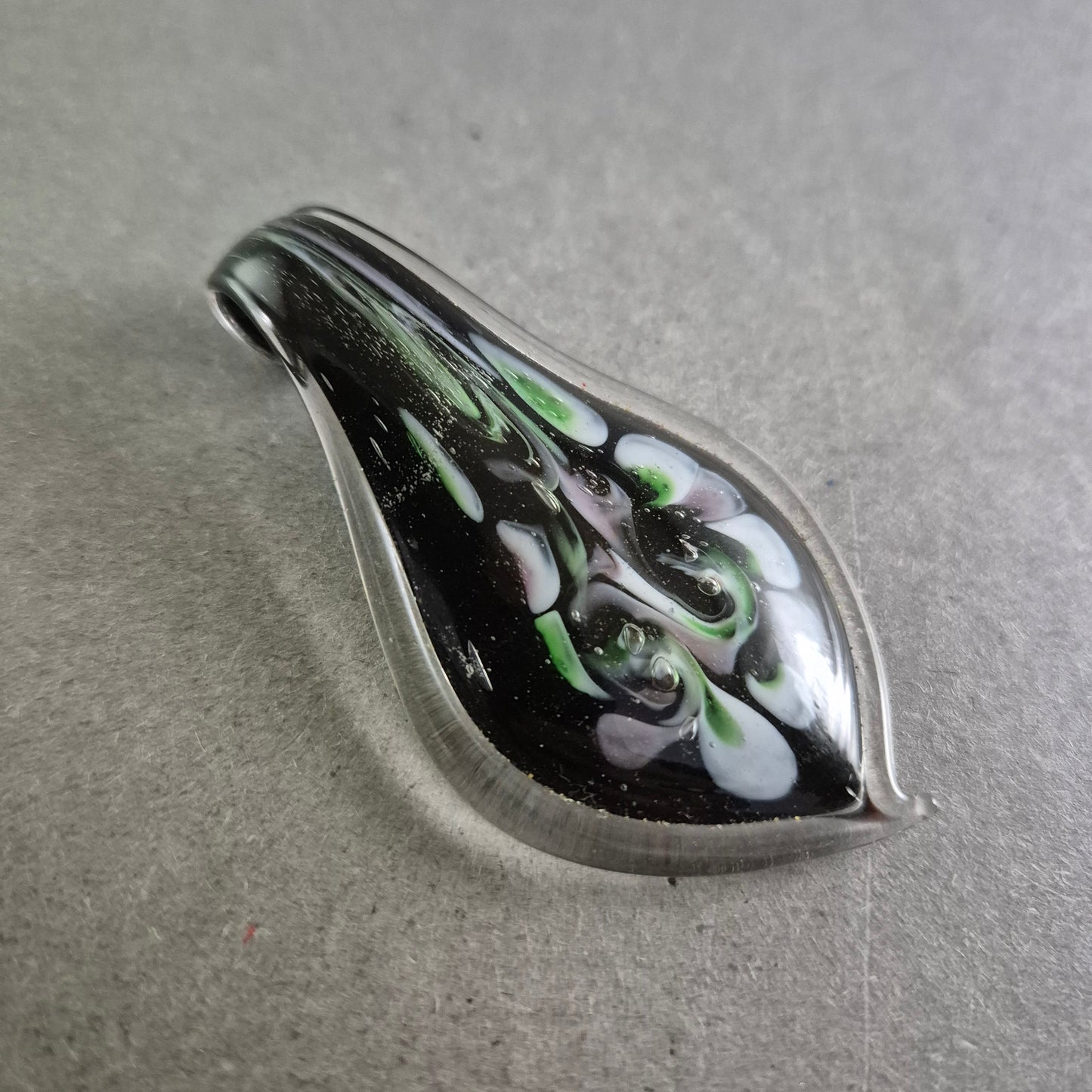 Handgefertigter Glasanhänger – Tropfenform mit kunstvollem Farbspiel