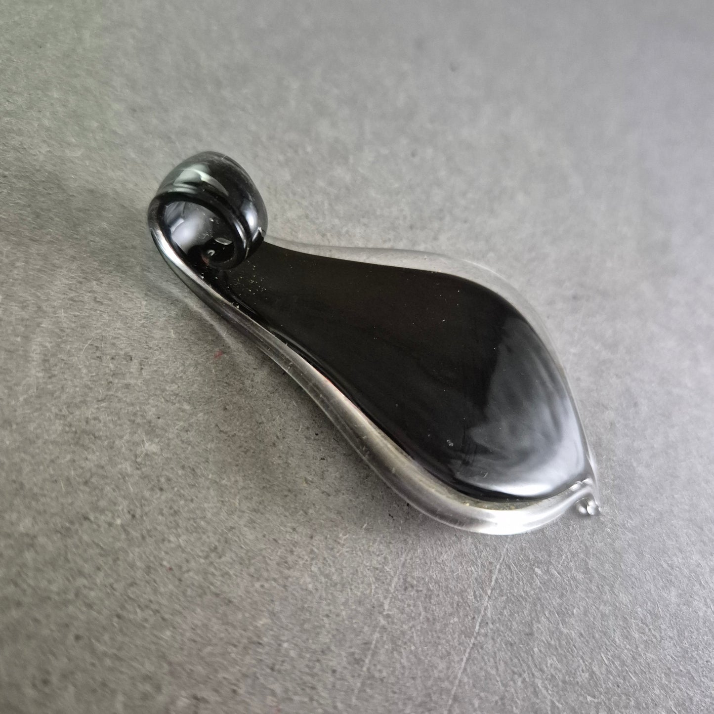 Handgefertigter Glasanhänger – Tropfenform mit kunstvollem Farbspiel