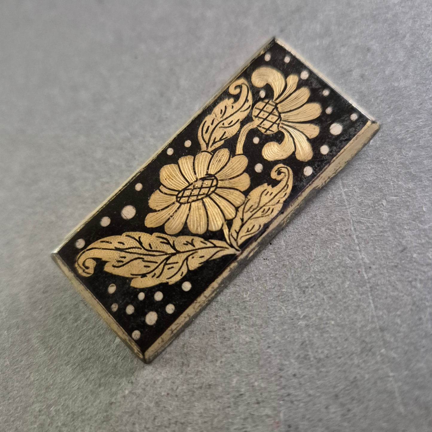 Rechteckige florale Brosche im Schwarz-Gold-Look – Vintage-Stil mit Blumenmotiv