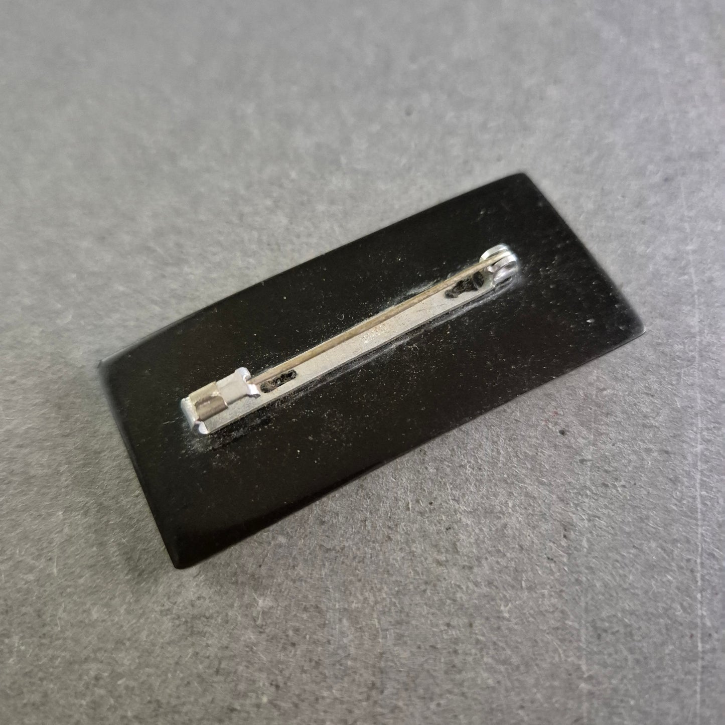 Rechteckige florale Brosche im Schwarz-Gold-Look – Vintage-Stil mit Blumenmotiv