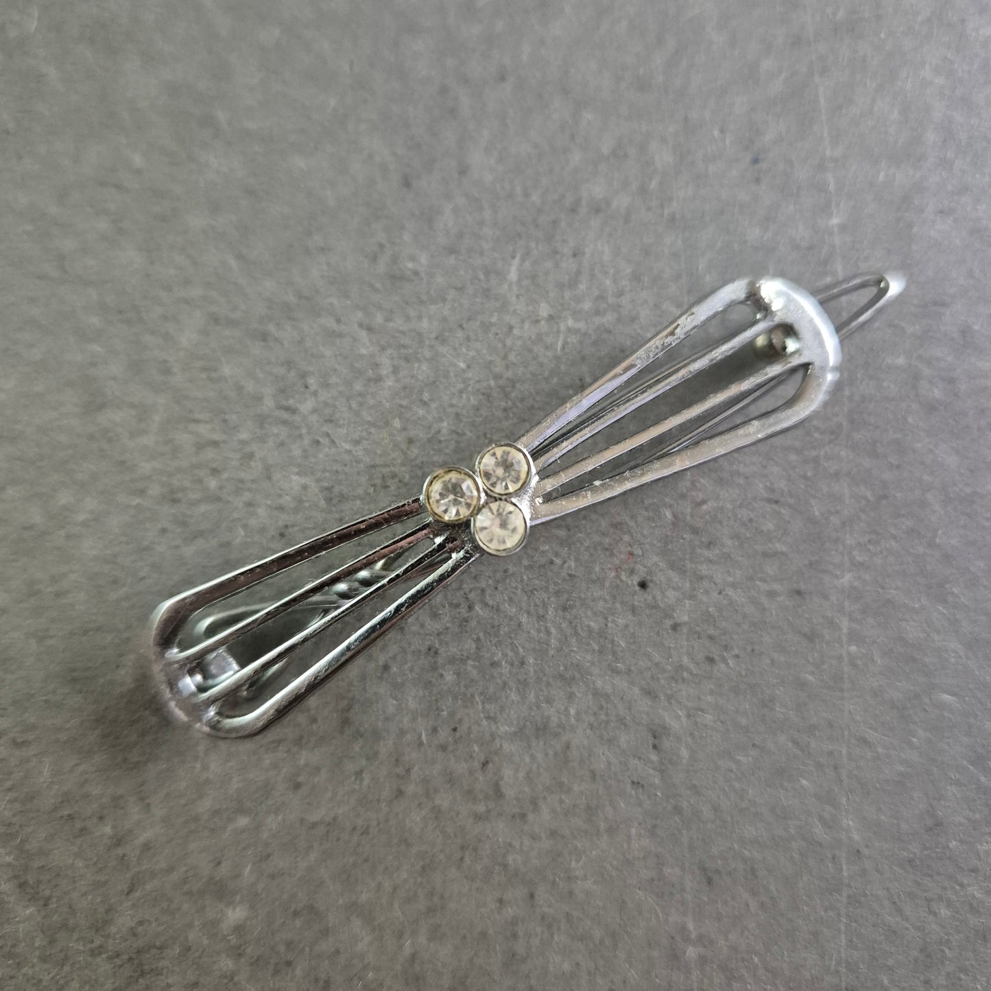 Elegante Vintage Brosche im Schleifen-Design mit Strasssteinen