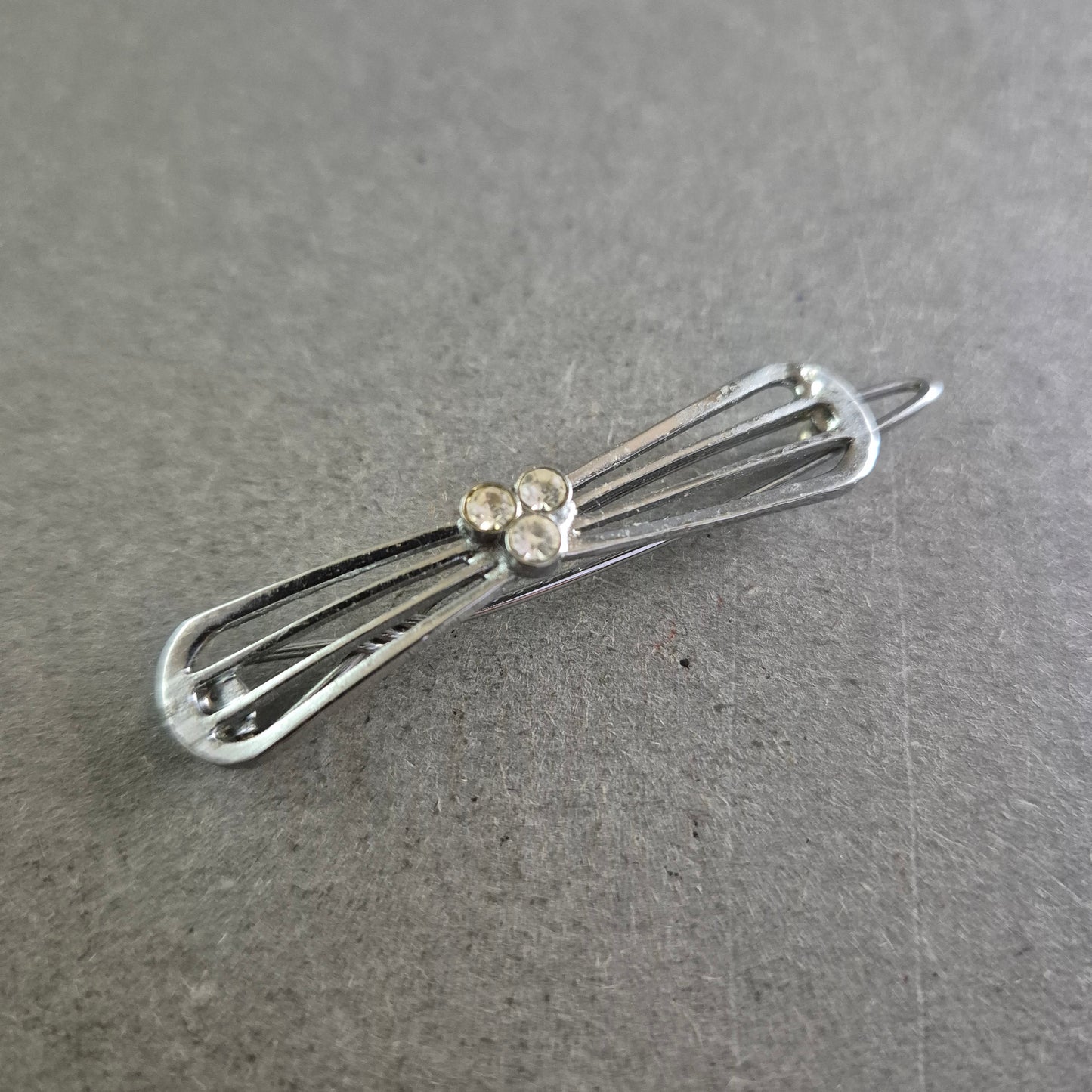 Elegante Vintage Brosche im Schleifen-Design mit Strasssteinen