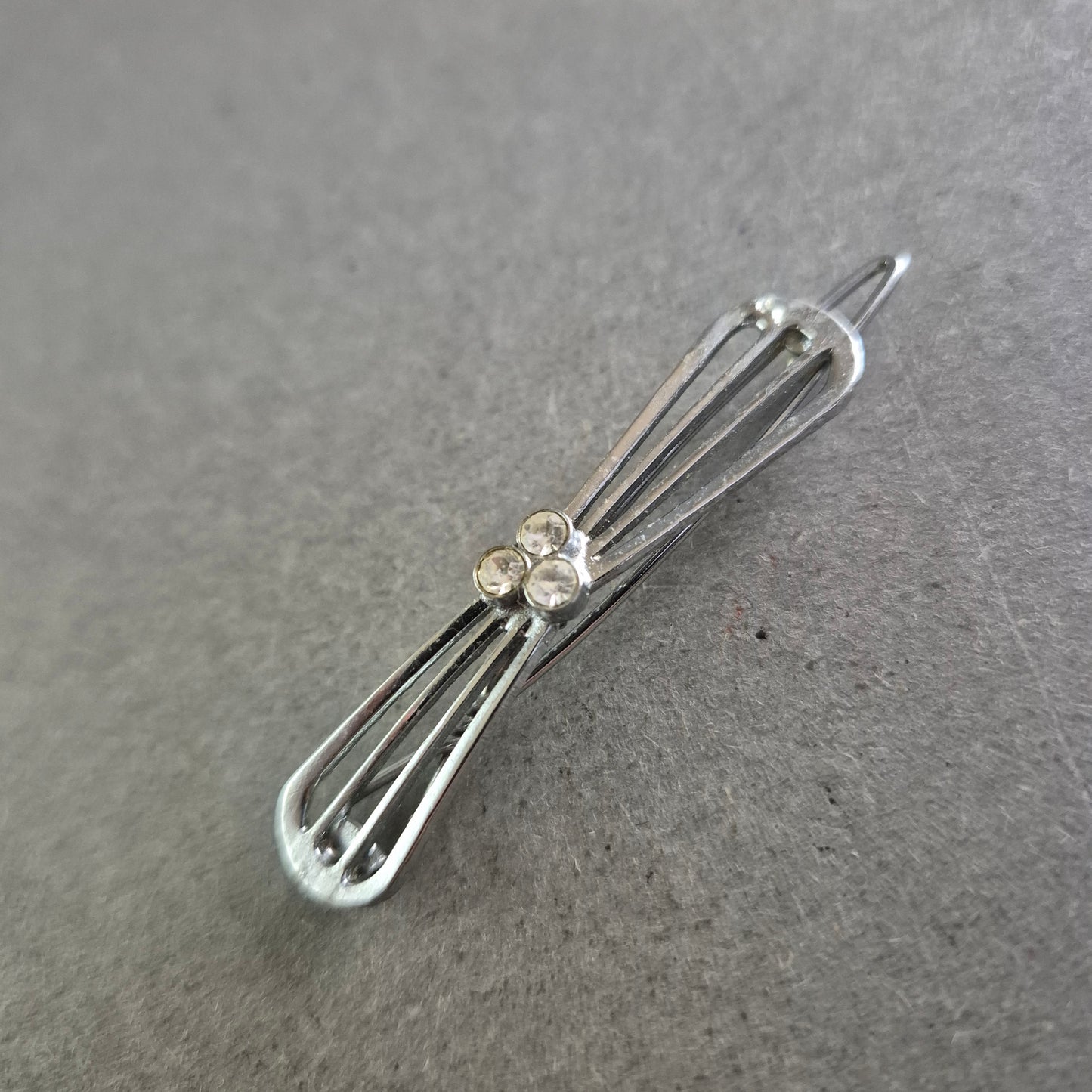 Elegante Vintage Brosche im Schleifen-Design mit Strasssteinen