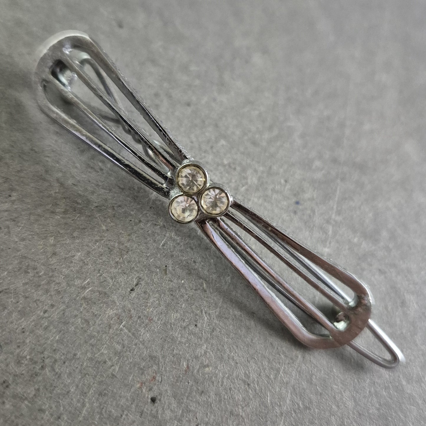 Elegante Vintage Brosche im Schleifen-Design mit Strasssteinen