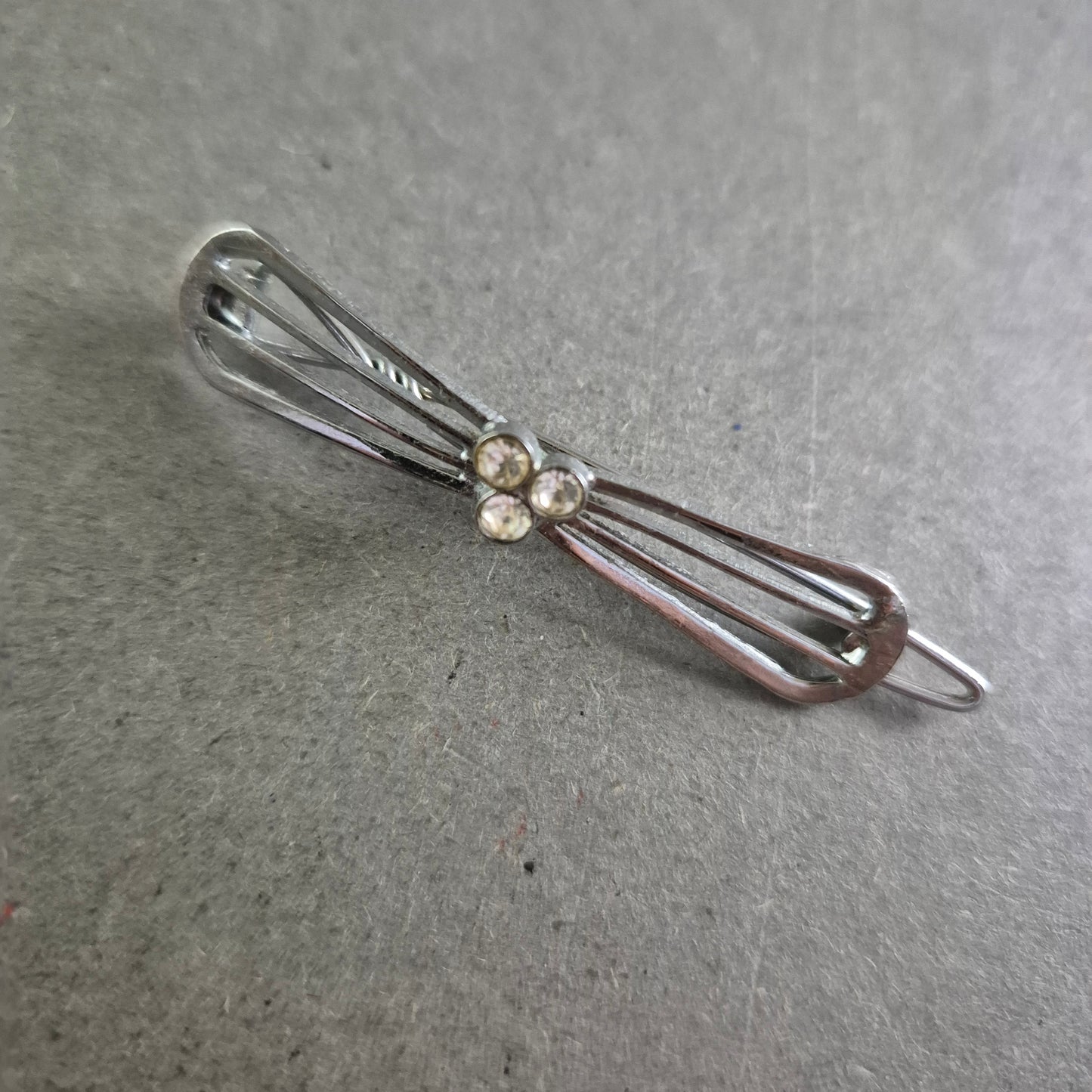 Elegante Vintage Brosche im Schleifen-Design mit Strasssteinen