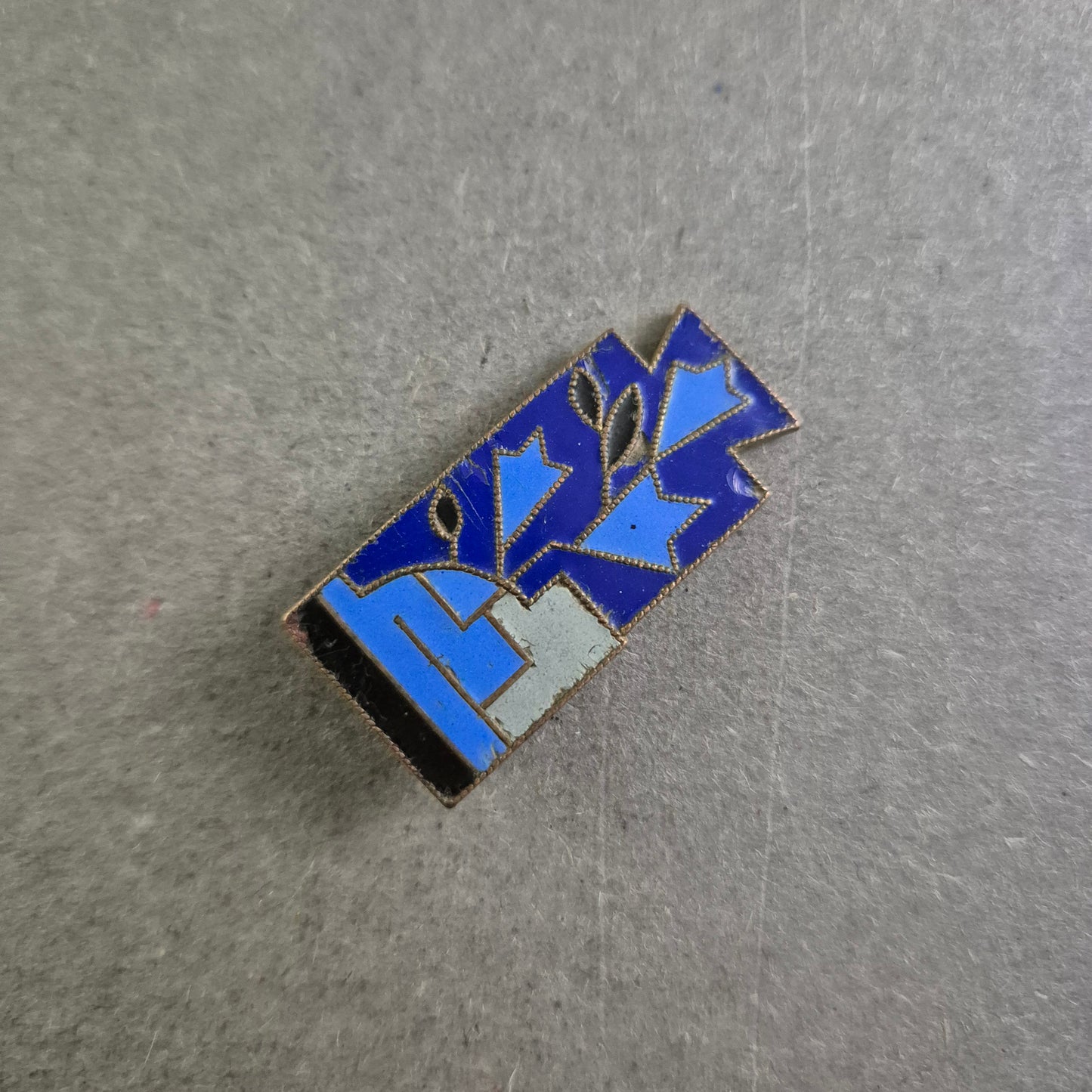 Vintage Anstecknadel mit Emaille-Motiv in Blau – Geometrisches Design