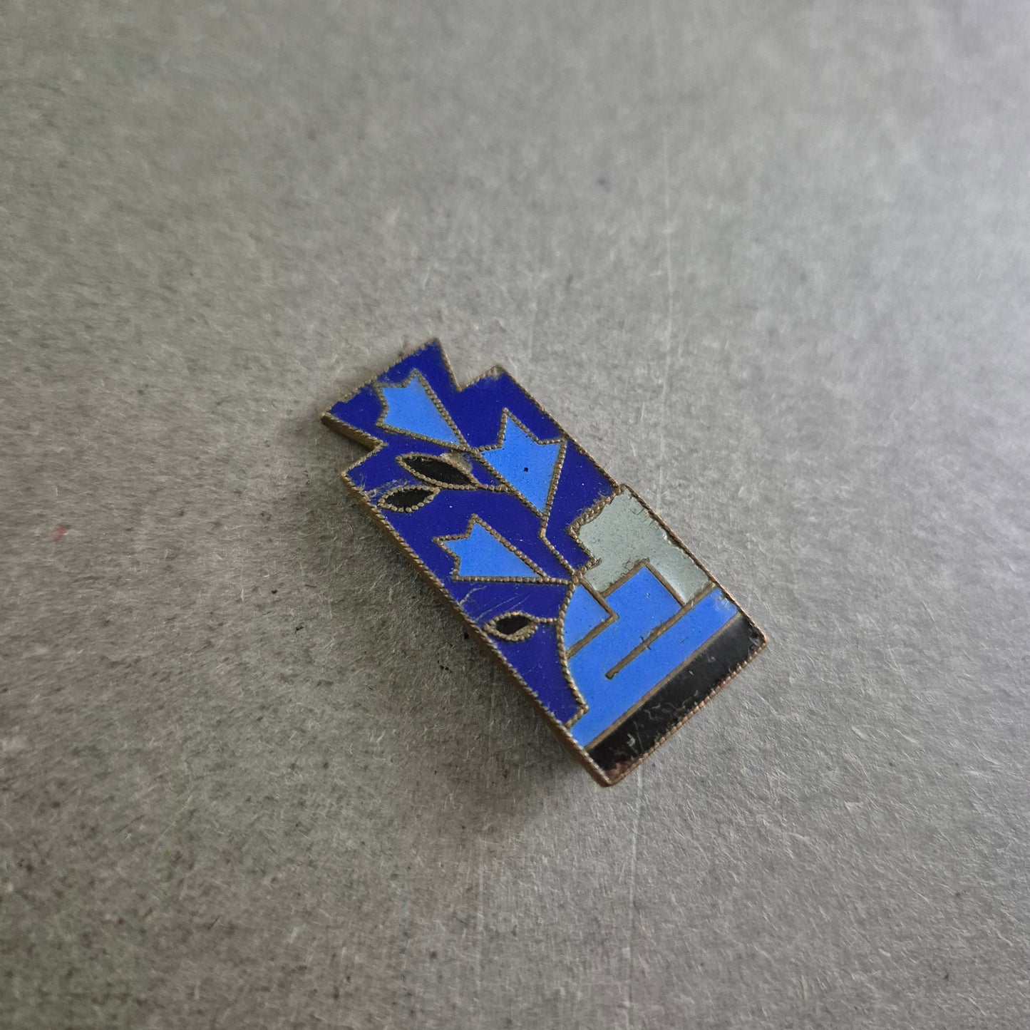 Vintage Anstecknadel mit Emaille-Motiv in Blau – Geometrisches Design
