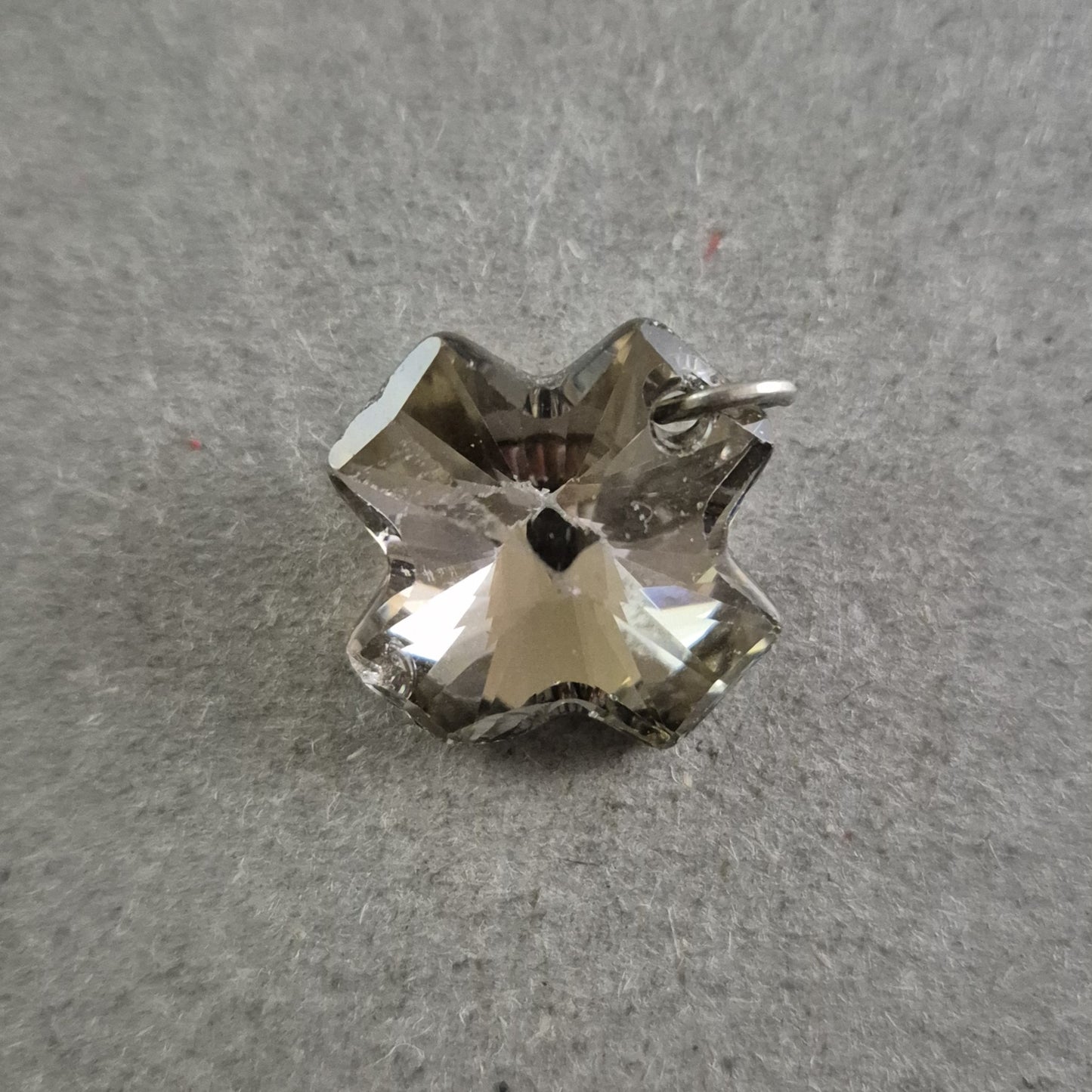 Funkelnder Anhänger in Sternform – Kristalloptik mit Schliffdetails