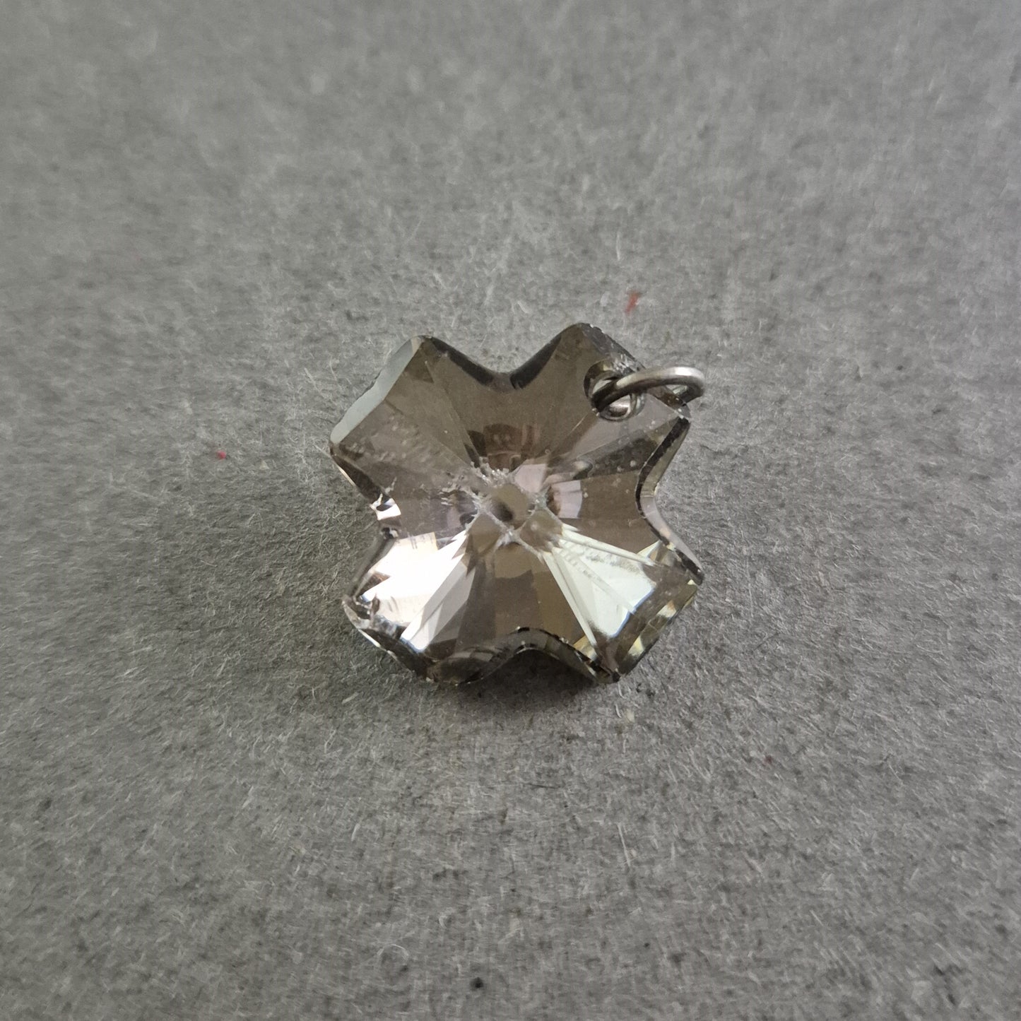 Funkelnder Anhänger in Sternform – Kristalloptik mit Schliffdetails