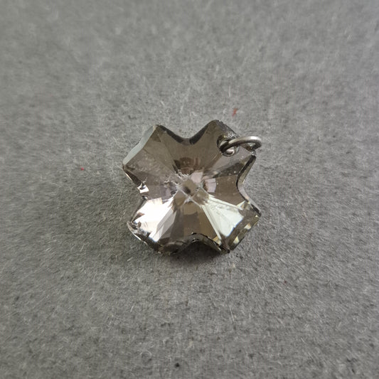 Funkelnder Anhänger in Sternform – Kristalloptik mit Schliffdetails