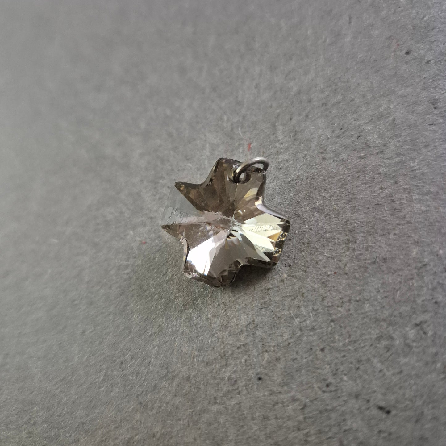 Funkelnder Anhänger in Sternform – Kristalloptik mit Schliffdetails
