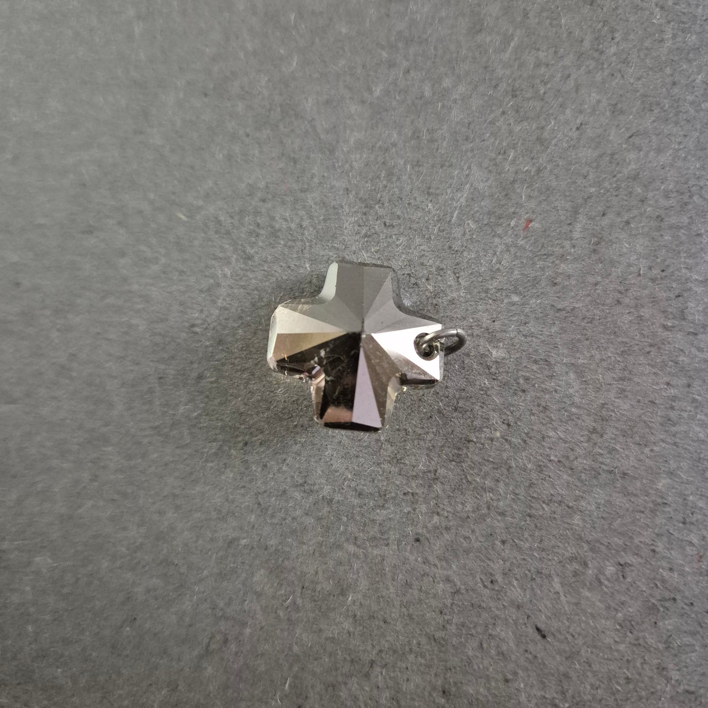 Funkelnder Anhänger in Sternform – Kristalloptik mit Schliffdetails