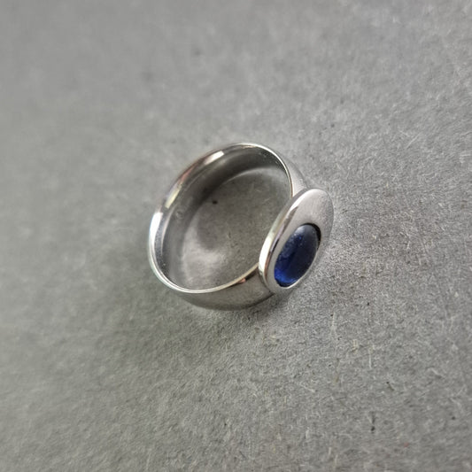 Moderner Ring mit dunkelblauem Stein – Schlicht und ausdrucksstark