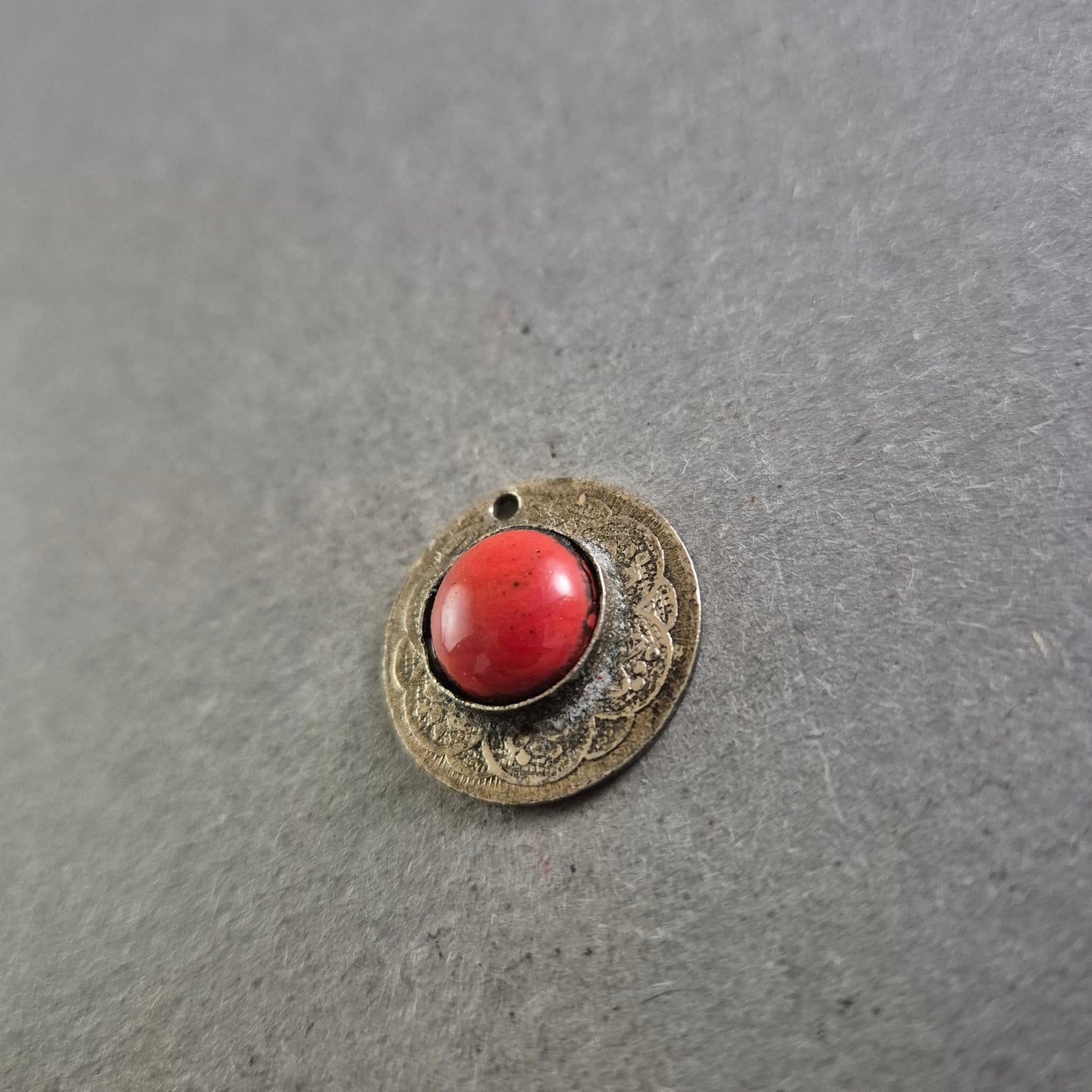 Orientalisch inspirierter Anhänger mit rotem Cabochon – Vintage-Charme