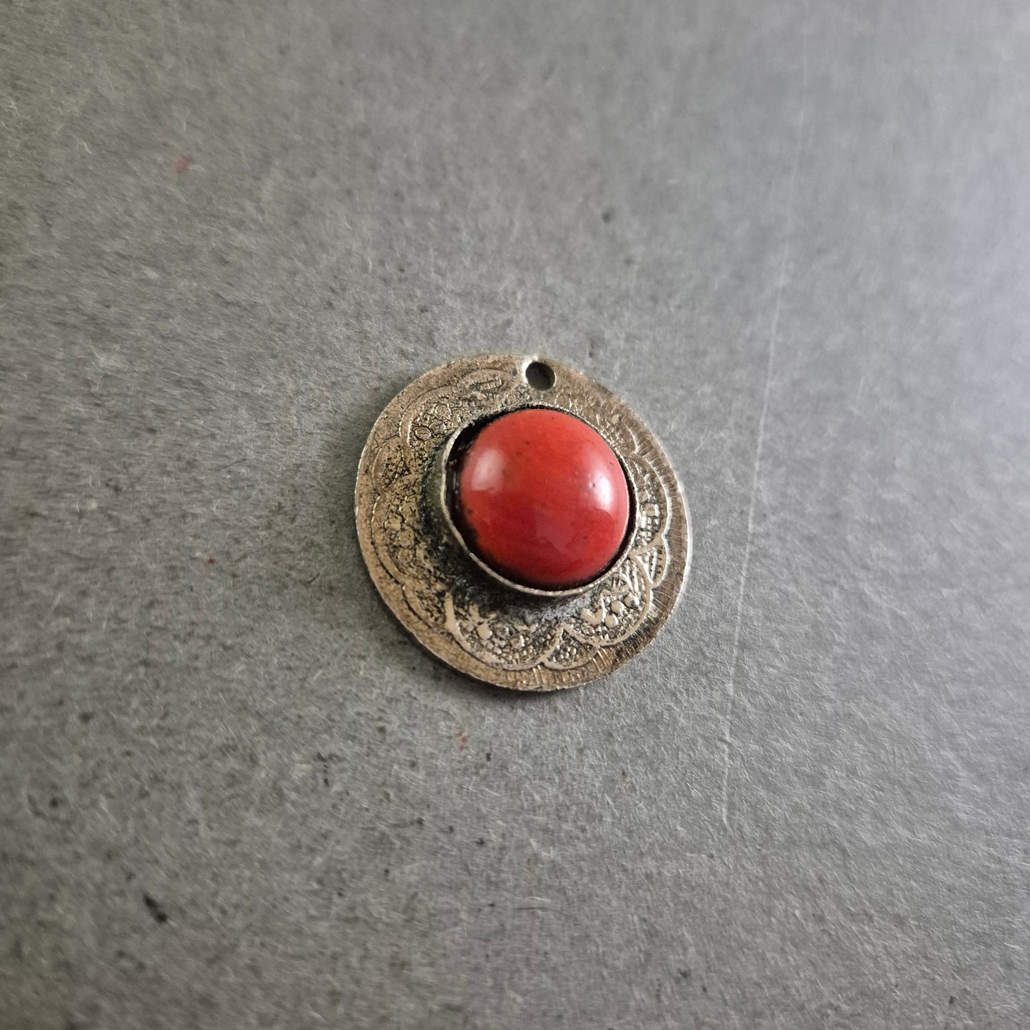 Orientalisch inspirierter Anhänger mit rotem Cabochon – Vintage-Charme