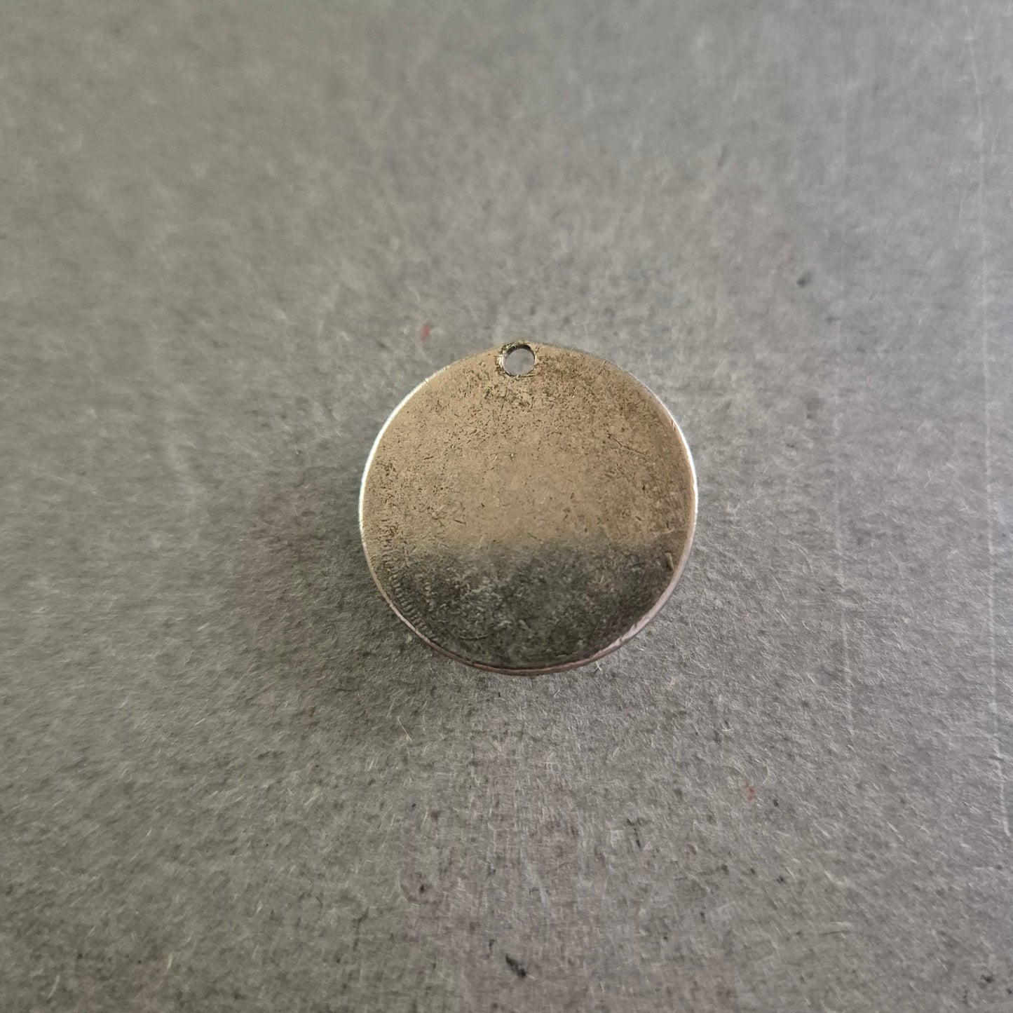 Orientalisch inspirierter Anhänger mit rotem Cabochon – Vintage-Charme