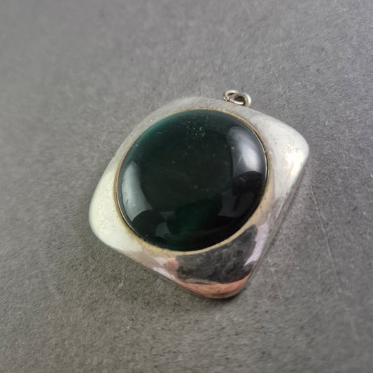 Großer Anhänger mit dunklem Cabochon – Organische Form & Retro-Stil