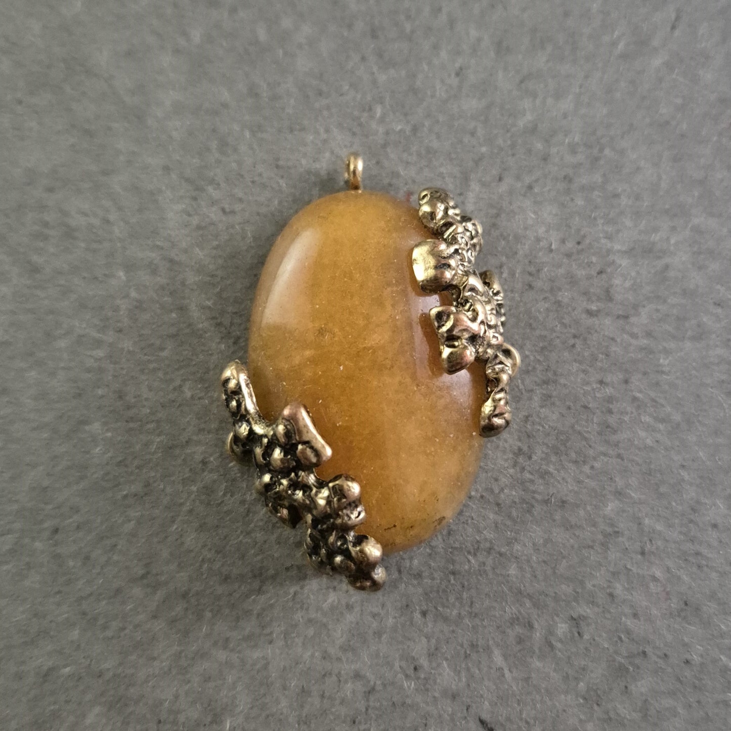 Vintage-Anhänger mit ovalem braunem Stein – Florales Design