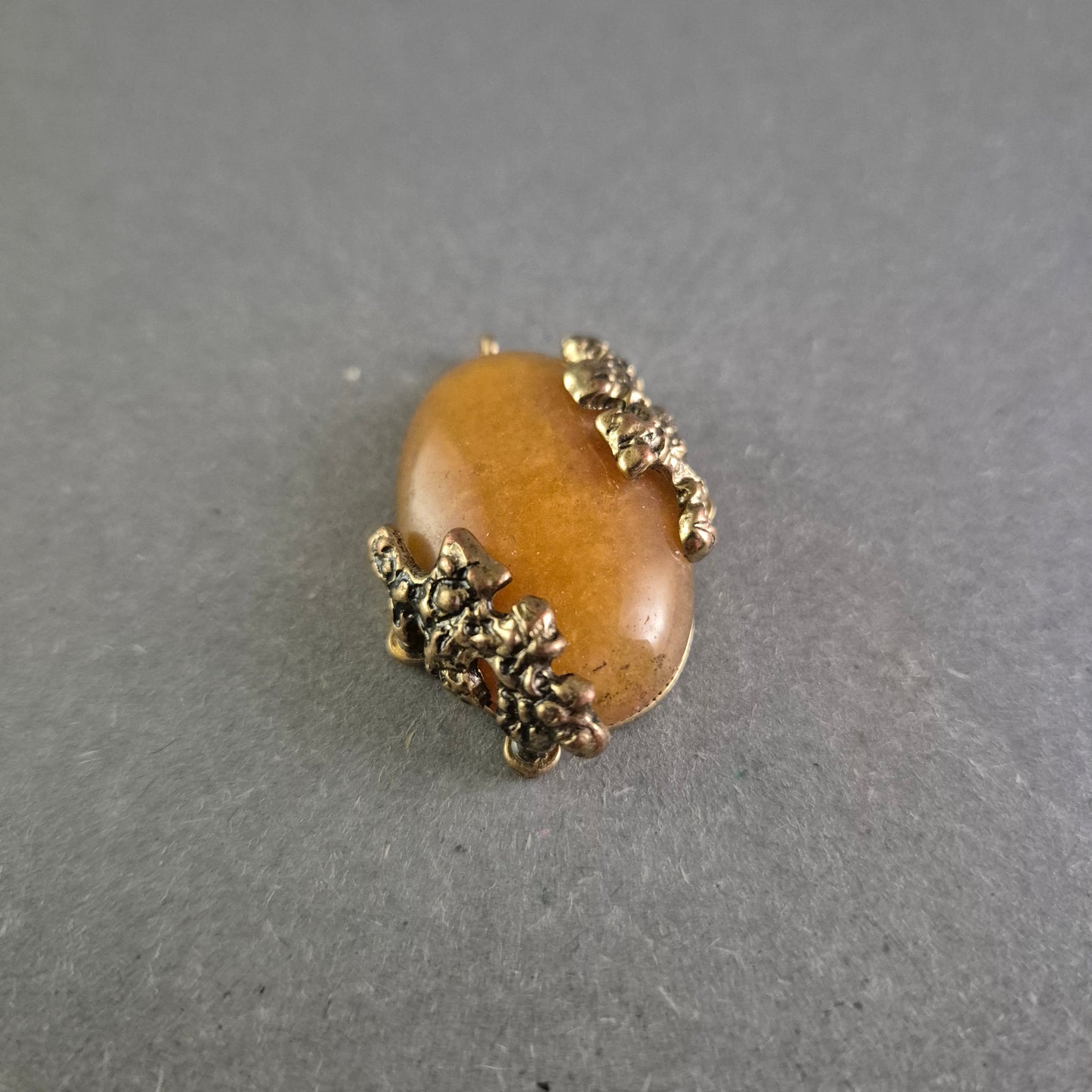 Vintage-Anhänger mit ovalem braunem Stein – Florales Design