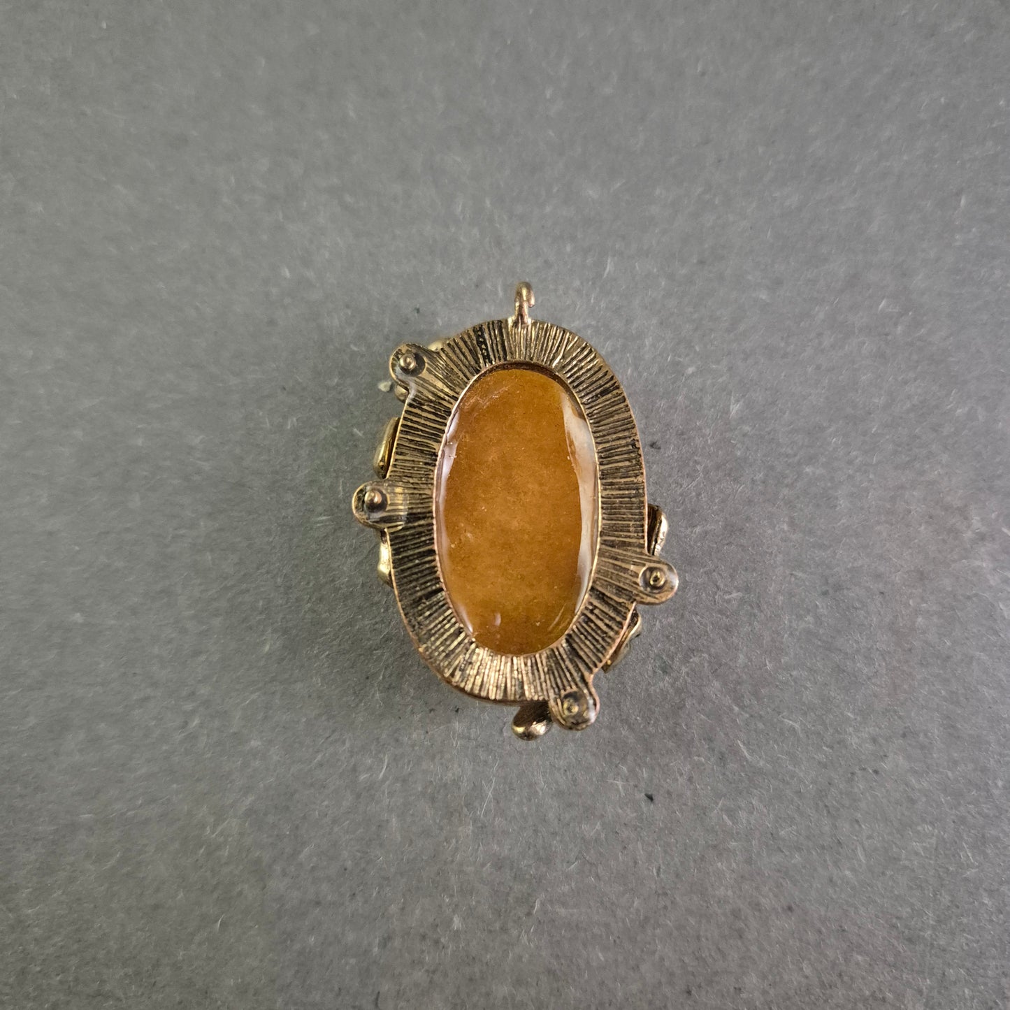 Vintage-Anhänger mit ovalem braunem Stein – Florales Design