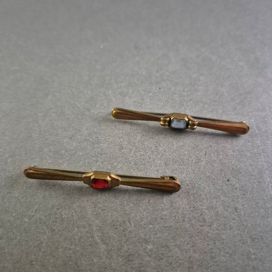 Set aus zwei Vintage-Broschen – Schlanke Form mit Farbsteinen