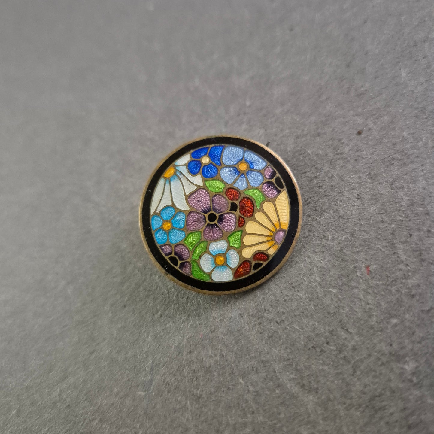 Runde Emaille-Brosche mit buntem Blumenmuster – Cloisonné-Stil
