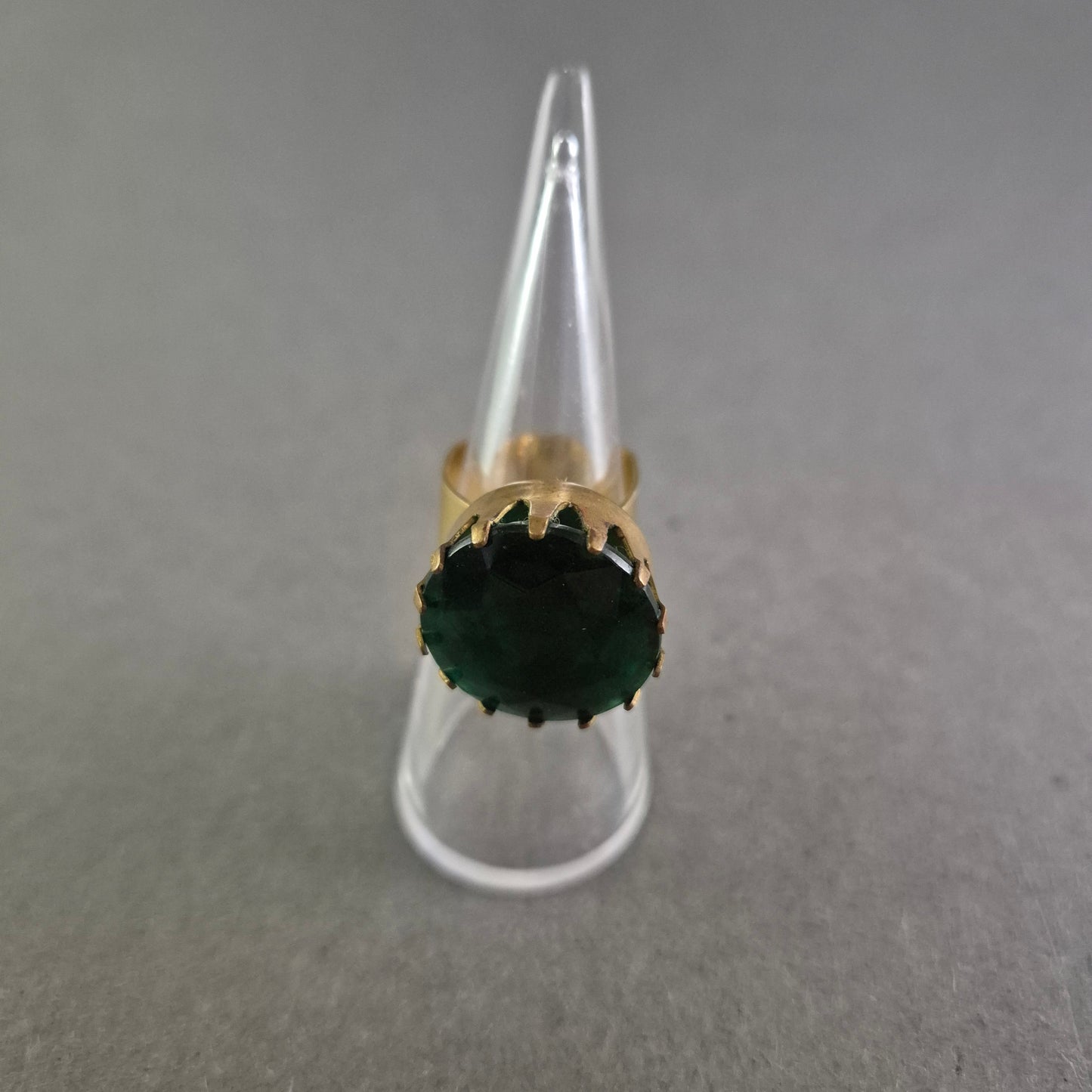 Auffälliger Vintage-Ring mit großem grünen Stein – Statement-Piece